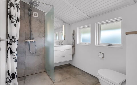 Majken - 225M from the Sea: Pavimentazione, Idraulico Fixture, Pavimento, Bagno, Soffitto, Interior Design, Idraulico, Rubinetto, Lavello, Mobiletto Del Bagno