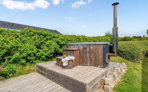Majken - 225M from the Sea: Deck, Giardino, Latifoglie, Color Legno, Backyard, Cortile, Landscaping, Struttura Esterna, Mobili Da Esterno, Plank