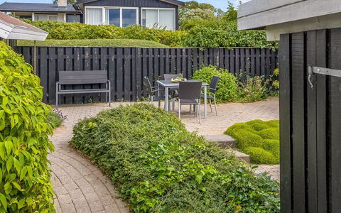 Majken - 225M from the Sea: Arbusto, Giardino, Groundcover, Hedge, Prato, Shade, Landscaping, Backyard, Cortile, Passerella