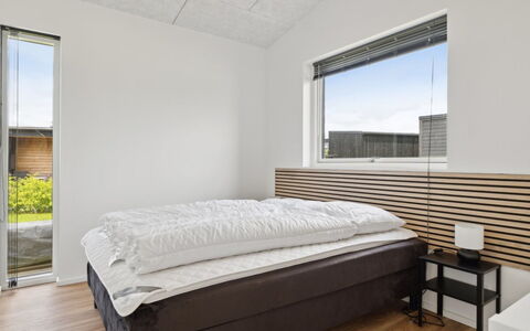 Nissine - 300M from the Sea: Legna, Soffitto, Interior Design, Camera Da Letto, Pavimento, Letto, Camera, Telaio Del Letto, Bedding, Latifoglie