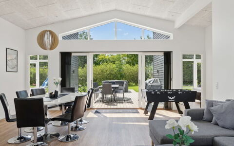 Nissine - 300M from the Sea: Mobilia, Interior Design, Divano, Pavimentazione, Soffitto, Legna, Pavimento, Soggiorno, Casa, Illuminazione