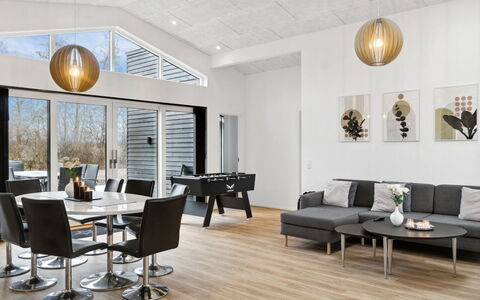 Nissine - 300M from the Sea: Mobilia, Interior Design, Pavimentazione, Divano, Pavimento, Legna, Soggiorno, Soffitto, Pavimento In Legno, Lampada
