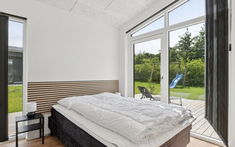 Nissine - 300M from the Sea: Soffitto, Camera Da Letto, Letto, Latifoglie, Design, Plank, Illuminazione Diurna, Telaio Del Letto, Bedding, Pavimento In Legno