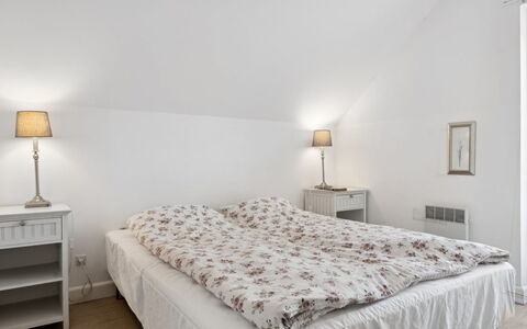 Tian: Letto, Camera Da Letto, Bedding, Lenzuolo, Interior Design, Pavimento, Legna, Biancheria, Mobilia, Pavimentazione