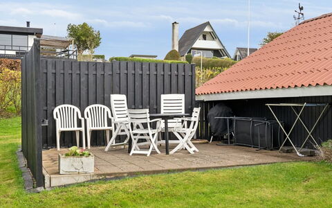 Anu - 400M from the Sea: Legna, Tetto, Architettura, Casa, Casa, Villetta, Raccordo, Latifoglie, Pendenza, Estate