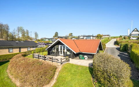 Anu - 400M from the Sea: Legna, Tetto, Architettura, Casa, Casa, Villetta, Raccordo, Latifoglie, Pendenza, Estate