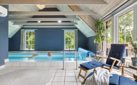 Krok - 1.2Km from the Sea: Pavimentazione, Mobilia, Pavimento, Interior Design, Soffitto, Sedia, Piscina, Ricorrere, Eco Hotel, Shade