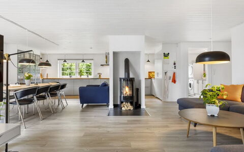 Krok - 1.2Km from the Sea: Interior Design, Pavimentazione, Mobilia, Pavimento, Pavimento In Legno, Legna, Soffitto, Soggiorno, Casa, Pavimento Laminato