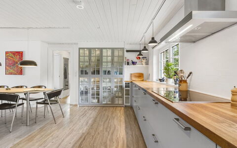 Krok - 1.2Km from the Sea: Pavimentazione, Pavimento In Legno, Legna, Interior Design, Cucina, Controsoffitto, Pavimento, Soffitto, Mobilia, Cabinetry