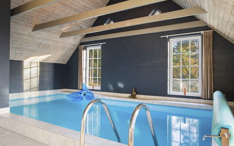 Krok - 1.2Km from the Sea: Pavimentazione, Soffitto, Pavimento, Piscina, Materiale Composito, Attico, Fascio, Sedia, Design, Shade