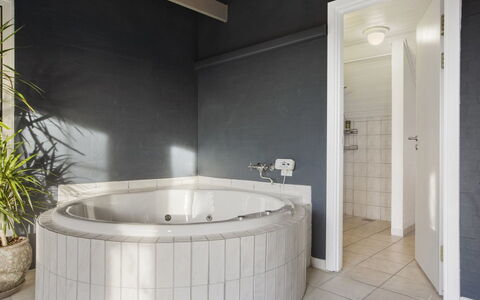 Krok - 1.2Km from the Sea: Pavimentazione, Idraulico Fixture, Pavimento, Bagno, Interior Design, Vasca Da Bagno, Soffitto, Idraulico, Materiale Composito, Piastrella