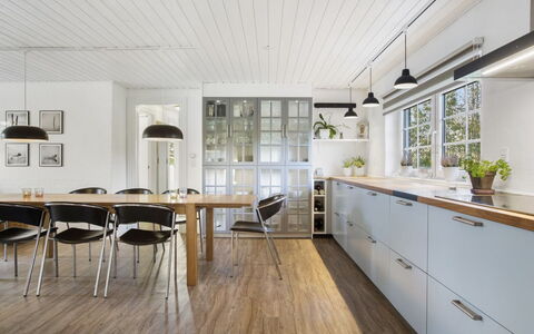 Krok - 1.2Km from the Sea: Pavimentazione, Pavimento In Legno, Legna, Mobilia, Interior Design, Controsoffitto, Cucina, Pavimento, Soffitto, Cabinetry