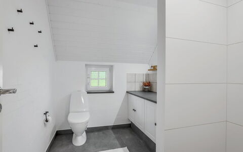 Krok - 1.2Km from the Sea: Pavimentazione, Pavimento, Legna, Idraulico Fixture, Interior Design, Soffitto, Bagno, Gabinetto, Idraulico, Piastrella