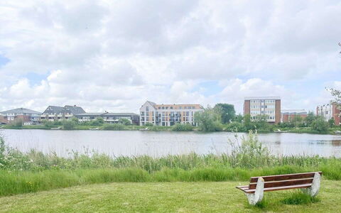 Nordstrand 100: Cielo, Shade, Lotto, Villetta, Raccordo, Facciata, Zona Residenziale, Paesaggio, Tetto, Erba