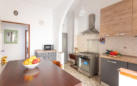 Angela: Cabinetry, Proprietà, Controsoffitto, Tavolo, Legna, Pavimentazione, Cucina, Interior Design, Pavimento, Cucina Stufa