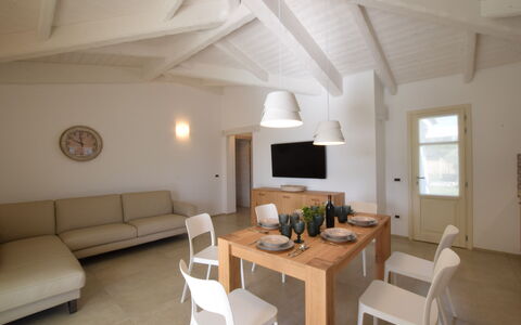 Villa Helios - Budoni, Sardegna: Mobilia, Proprietà, Tavolo, Divano, Illuminazione, Legna, Interior Design, Finestra, Soggiorno, Comfort