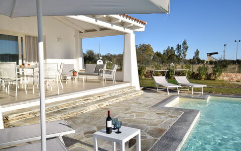 Villa Helios - Budoni, Sardegna: Acqua, Cielo, Mobilia, Proprietà, Sedia, Mobili Da Esterno, Pianta, Shade, Interior Design, Architettura