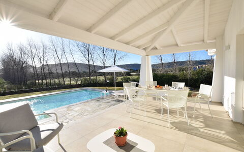 Villa Helios - Budoni, Sardegna: Pianta, Acqua, Proprietà, Mobilia, Cielo, Tavolo, Shade, Interior Design, Architettura, Piscina