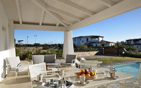 Villa Helios - Budoni, Sardegna: Cielo, Acqua, Vaso Di Fiori, Sedia, Pianta, Shade, Mobili Da Esterno, Costruzione, Pianta Della Casa, Zona Residenziale