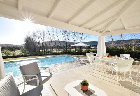 Villa Helios - Budoni, Sardegna: Acqua, Cielo, Pianta, Proprietà, Mobilia, Tavolo, Sedia, Piscina, Shade, Finestra