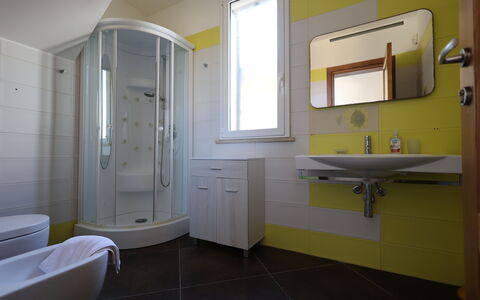 Villa Rosarno: Specchio, Rubinetto, Proprietà, Idraulico Fixture, Lavello, Costruzione, Mobiletto Del Bagno, Bagno, Viola