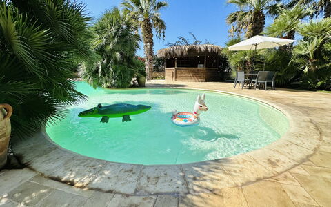 Villa Rosarno: Acqua, Azzurro, Albero, Pianta, Cielo, Piscina, Shade, Arecales, Tempo Libero, Aqua