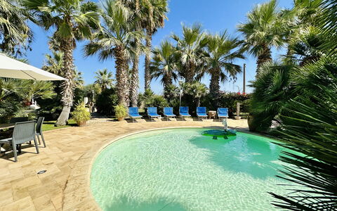 Villa Rosarno: Acqua, Pianta, Mobilia, Piscina, Azzurro, Cielo, Albero, Mobili Da Esterno, Località Balneare, Sedia