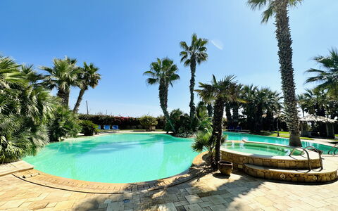 Villa Rosarno: Acqua, Pianta, Cielo, Proprietà, Piscina, Albero, Azzurro, Shade, Corpo D'Acqua, Arecales