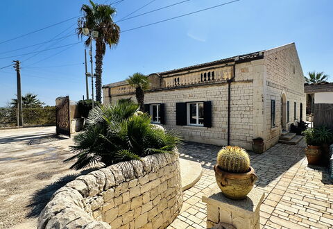 Villa Rosarno: Cielo, Pianta, Finestra, Albero, Biome, Paesaggio, Scultura, Arte, Erba