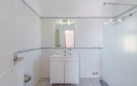 Libertos V4 - Vip Properties: Pavimentazione, Idraulico Fixture, Interior Design, Pavimento, Soffitto, Bagno, Idraulico, Rubinetto, Materiale Composito, Piastrella