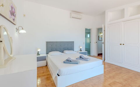 Libertos V4 - Vip Properties: Interior Design, Pavimentazione, Pavimento, Mobilia, Soffitto, Camera, Camera Da Letto, Appartamento, Letto, Bedding