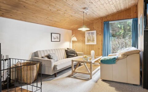 Suri - 200M to the Fjord: Mobilia, Interior Design, Pavimentazione, Pavimento, Soffitto, Camera, Sedia, Tavolo, Appartamento, Cucina & Sala Da Pranzo Tavolo