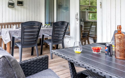 Suri - 200M to the Fjord: Mobilia, Interior Design, Pavimentazione, Pavimento, Soffitto, Camera, Sedia, Tavolo, Appartamento, Cucina & Sala Da Pranzo Tavolo