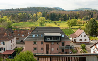 Fischbach bei Dahn 100: Nube, Cielo, Pianta, Costruzione, Proprietà, Finestra, Montagna, Albero, Paesaggio Naturale, Casa