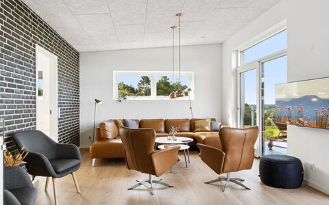 Ann - 1.3Km from the Sea: Mobilia, Interior Design, Pavimentazione, Parete, Pavimento, Legna, Sedia, Soggiorno, Soffitto, Illuminazione