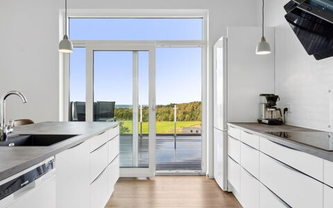 Ann - 1.3Km from the Sea: Cucina, Controsoffitto, Pavimentazione, Elettrodomestico Da Cucina, Pavimento, Interior Design, Legna, Mobilia, Pavimento In Legno, Cabinetry