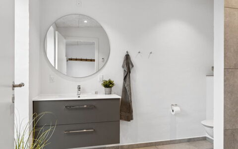 Ann - 1.3Km from the Sea: Pavimentazione, Mobiletto Del Bagno, Interior Design, Pavimento, Idraulico Fixture, Lavandino Del Bagno, Lavello, Mobilia, Bagno, Rubinetto
