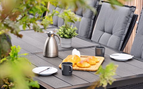 Ann - 1.3Km from the Sea: Tavola, Cibo, Tavolo Esterno, Dishware, Serveware, Mobili Da Esterno, Vaso Di Fiori, Plank