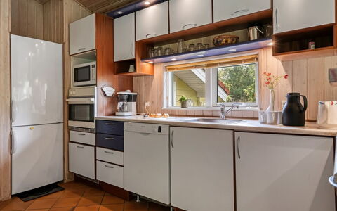 Unto - 100M from the Sea: Cucina, Elettrodomestico Da Cucina, Controsoffitto, Apparecchio Major, Cabinetry, Interior Design, Legna, Pavimentazione, Mobilia, Elettrodomestico