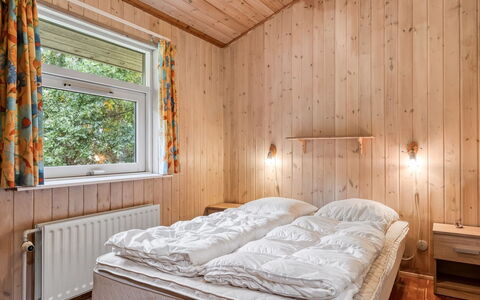 Unto - 100M from the Sea: Camera Da Letto, Legna, Letto, Lenzuolo, Bedding, Soffitto, Interior Design, Telaio Del Letto, Casa, Camera
