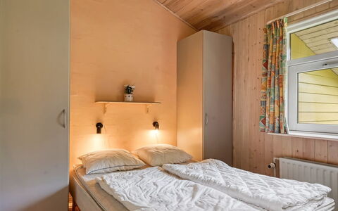 Unto - 100M from the Sea: Parete, Legna, Camera Da Letto, Interior Design, Letto, Pavimento, Pavimentazione, Soffitto, Lenzuolo, Camera