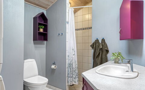 Unto - 100M from the Sea: Idraulico Fixture, Pavimentazione, Interior Design, Bagno, Pavimento, Lavello, Gabinetto, Idraulico, Rubinetto, Camera