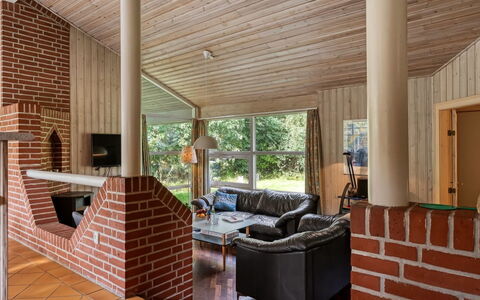 Unto - 100M from the Sea: Legna, Pavimentazione, Interior Design, Soffitto, Pavimento, Mobilia, Soggiorno, Divano, Camera, Color Legno