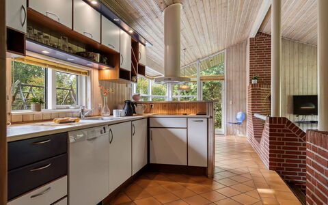 Unto - 100M from the Sea: Cucina, Interior Design, Controsoffitto, Pavimentazione, Legna, Soffitto, Lampada, Elettrodomestico Da Cucina, Cabinetry, Mobilia