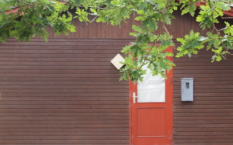 Friis - 100M from the Sea: Rosso, Legna, Color Legno, Shade, Latifoglie, Raccordo, Plank, Backyard, Cancello