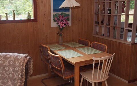 Friis - 100M from the Sea: Mobilia, Pavimentazione, Interior Design, Pavimento, Legna, Tavolo, Sedia, Cucina & Sala Da Pranzo Tavolo, Sala Da Pranzo, Camera