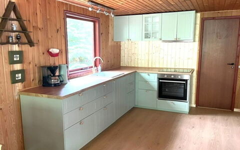 Friis - 100M from the Sea: Pavimentazione, Legna, Cucina, Pavimento, Controsoffitto, Pavimento In Legno, Mobilia, Interior Design, Cabinetry, Elettrodomestico Da Cucina