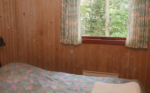 Friis - 100M from the Sea: Legna, Camera Da Letto, Interior Design, Mobilia, Pavimento, Letto, Pavimentazione, Lenzuolo, Camera, Bedding