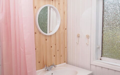 Friis - 100M from the Sea: Interior Design, Idraulico Fixture, Bagno, Idraulico, Rosa, Tenda, Camera, Specchio, Lavandino Del Bagno, Lavello