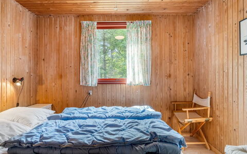Friis - 100M from the Sea: Interior Design, Legna, Pavimentazione, Pavimento, Camera Da Letto, Mobilia, Soffitto, Letto, Lenzuolo, Camera